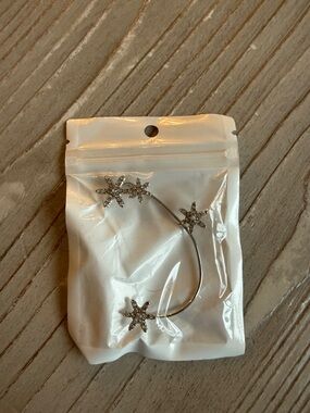 Rhinestone Star ear cuff- Silver